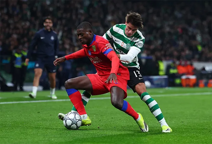 Hàng thủ PSG chơi không tốt