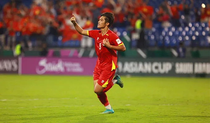 Quốc Việt ăn mừng bàn thắng