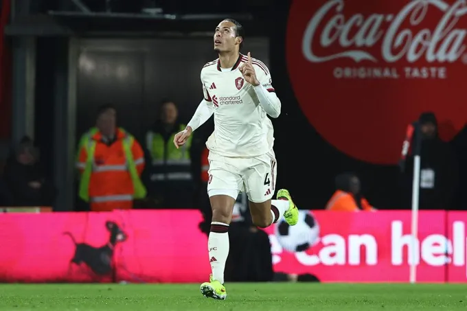 Van Dijk sau đó có ghi bàn nhưng vẫn bị chỉ trích mạnh mẽ