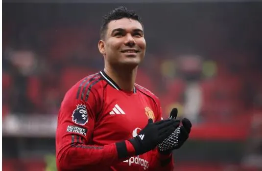 Rio Ferdinand khuyen MU giu chan Casemiro.