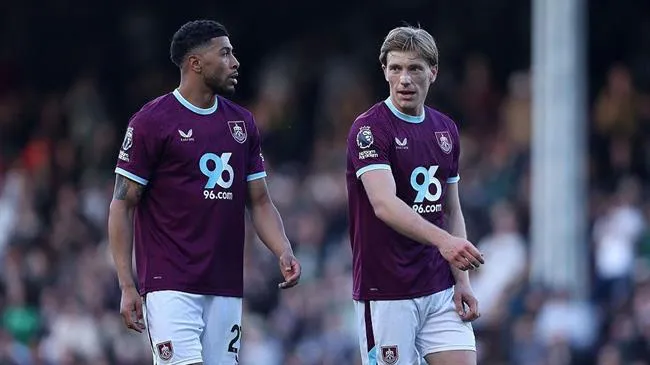 Burnley đối mặt nguy cơ xuống hạng trước Brighton Burnley đối mặt nguy cơ xuống hạng trước Brighton